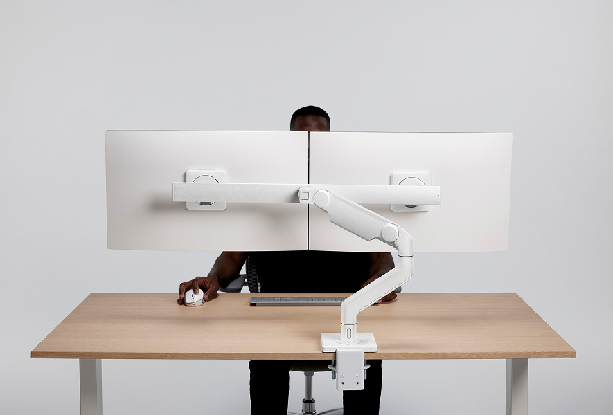 Personne utilisant un M/Flex M8 Pro avec deux moniteurs à un bureau