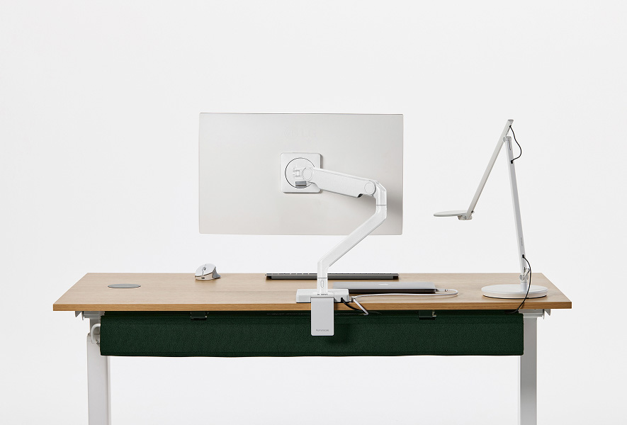 Nouveau bras pour moniteur M2 Pro avec finition entièrement blanche, monté sur un bureau eFloat Go 2.0, Nova Light